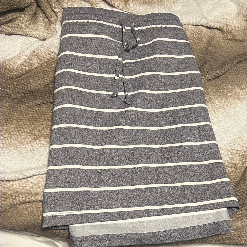 NWT Torrid gray and white skirt.